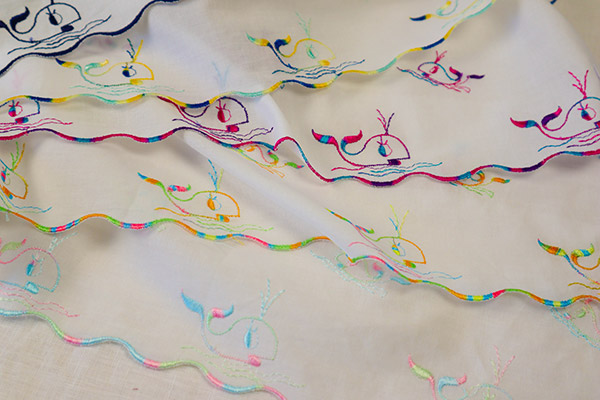 voile coton brodé baleines multicolores