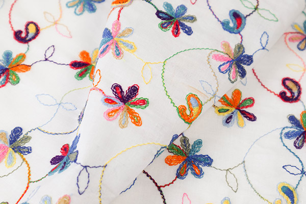 broderie fleurs multicolores